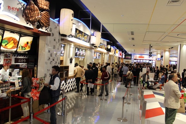 関西初出店など、全17の飲食店が並び、約1200席が用意されたFOOD PAVILION