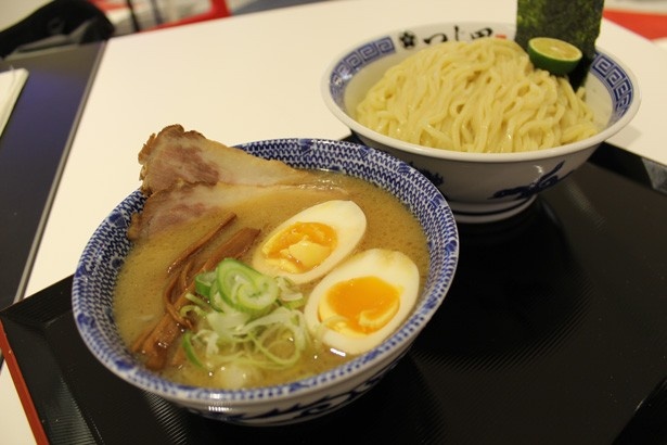 FOOD PAVILIONには、東京の人気店、つじ田が関西初出店。自慢の濃厚スープのつけ麺が食べられる