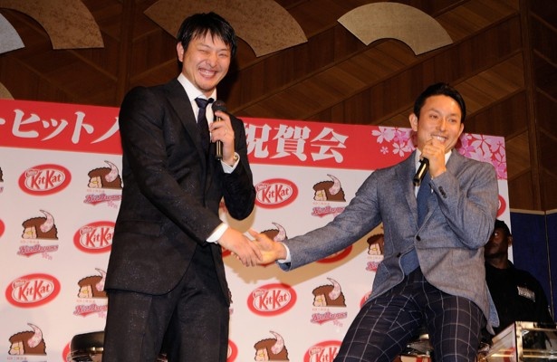 岩隈投手のノーヒットノーラン祝賀会に駆けつけた川崎選手(右)。「コングラチュレーション！」と祝福
