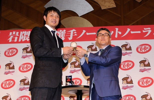 岩隈選手からネスレ日本株式会社CEOの高岡氏(右)にウイニングボールのプレゼント