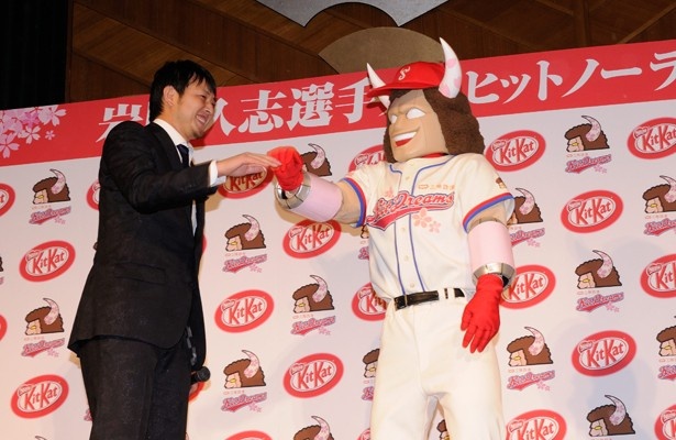 「三陸鉄道キットDreams」の球団マスコット「バッファローマン」も岩隈投手を祝福