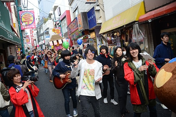 「音楽と恋する街、下北沢、祭」がテーマ ※2014年の様子