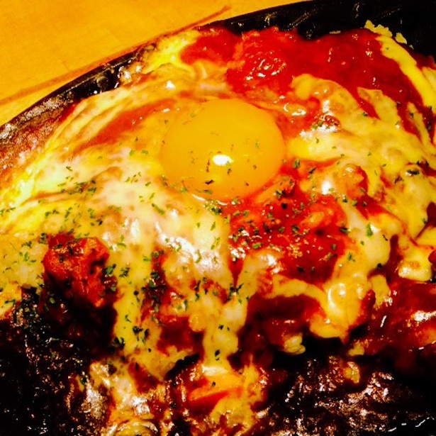 【写真を見る】トロトロのチーズと一緒に食べるスパイスを効かせた鉄板焼きカレー(918円)