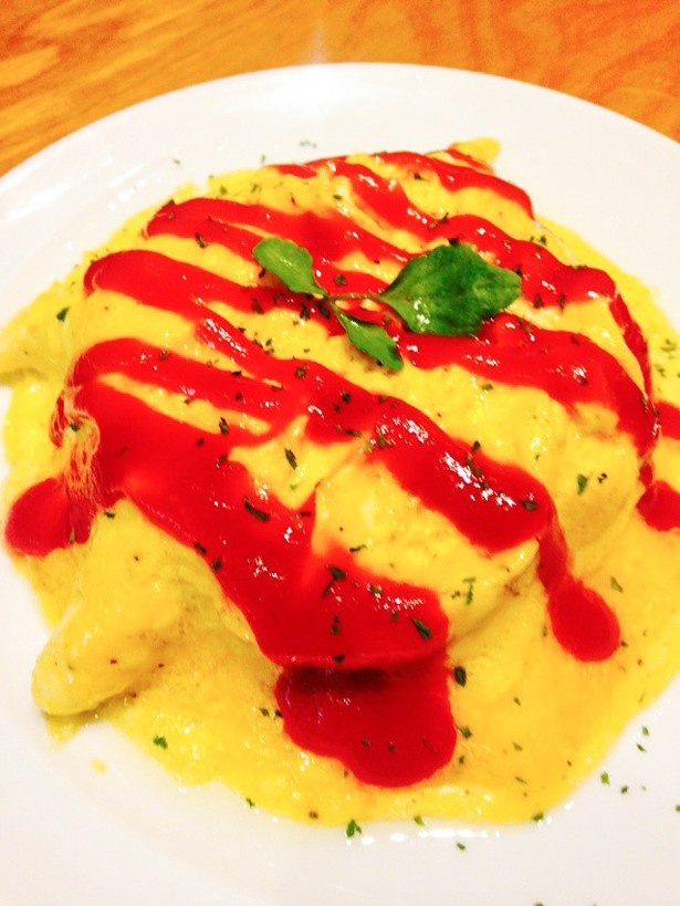 定番のStaCafe オムライス(842円)はチキンライスと卵の相性がバツグン
