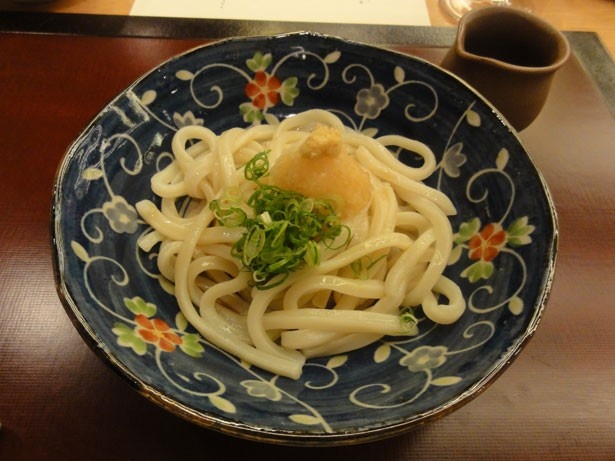 香川県だけにもちろん「讃岐うどん」も！ 冷やしうどんと熱いうどん、どちらかを選べる