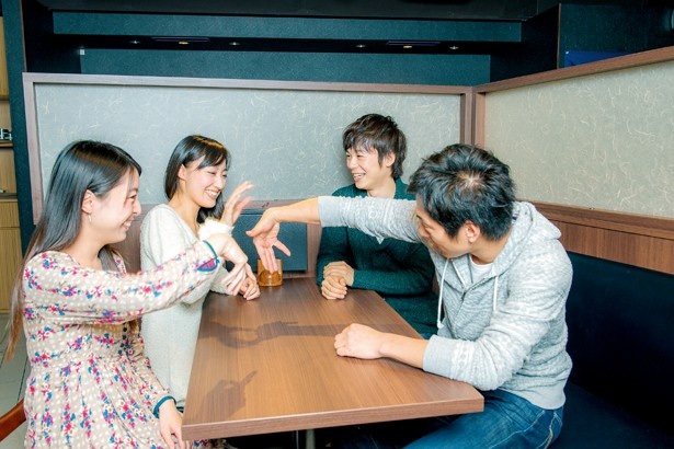 会ったばかりの2人となぜか手遊びを始めるカズキ君。テーブルをよく見ると、なんと影絵が!?ゲームなどのアイテムがなくても、仲を深めるきっかけになる“小技”を持っているとグー