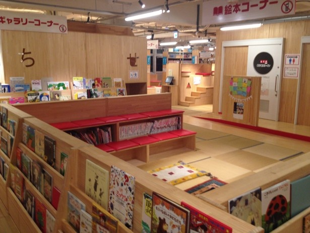 【写真を見る】木と畳のインテリアの中で一日中漫画に没頭してみよう