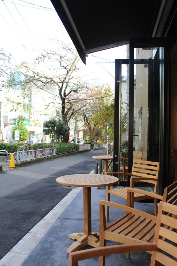 遊歩道に面したテラス席。のどかな街並みを眺めながら、至福のカフェタイムを！