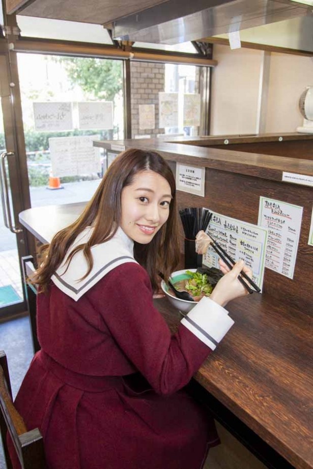 国内産三元豚の肩ロースを、スモーカーでつるし焼きにした香ばしい肉厚のチャーシュー。「食べ応え大満足です！」