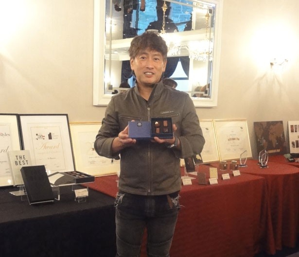 小山氏が新作ショコラに込めた物語を元にミュージシャン・佐藤竹善氏が書き下ろした新曲が、12月2日(水)に発売される佐藤氏の新譜に収録されることも決定