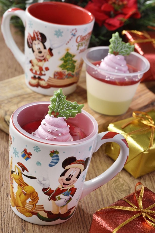 鮮やかな赤がワンポイントに！「ホワイトチョコレート＆ピスタチオのムース、スーベニアカップ付き」(720円)