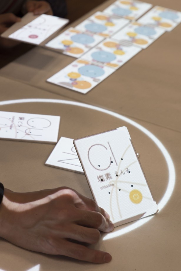 プログラム「Magical Card(Addressable Screen project)」では元素や分子をマジックカードで表現