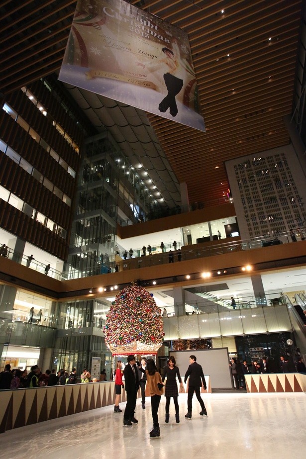 Marunouchi Bright Christmas2015：「羽生くんのスケートリンク」では、ベンチに座って靴ひもを結んでいる羽生選手の等身大オブジェや、ツリーが飾られた空間でスケートを楽しめる