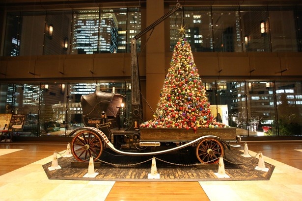 Marunouchi Bright Christmas2015：「サーカス団伝統の幸せを願うツリー」は、世界中の幸せを願って丁寧に作るため、いつもクリスマスに間に合わなくなってしまう未完成ツリーという設定だ