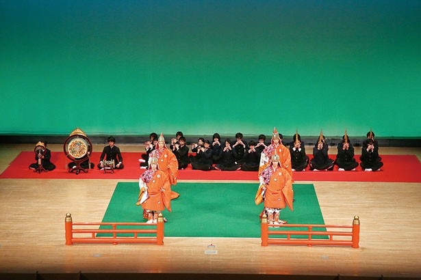 郷土芸能や吟詠剣詩舞などもステージで発表される