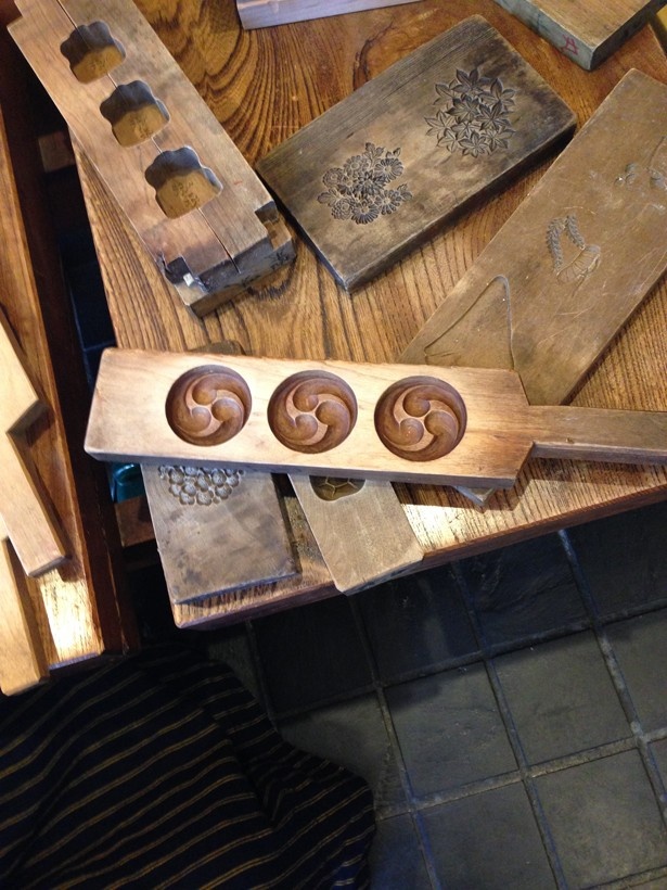 【写真を見る】和菓子店にある「文様」を象った菓子型