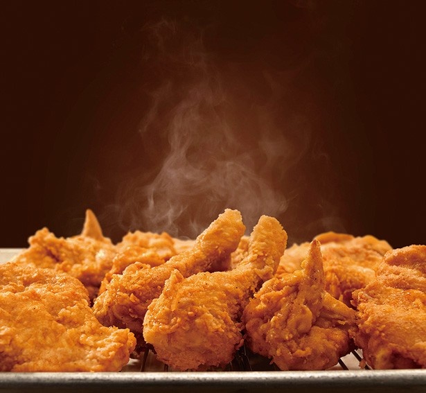 【写真を見る】KFCでは、創業者のカーネル・サンダースが調理法を完成させた「オリジナルチキン」などが食べ放題