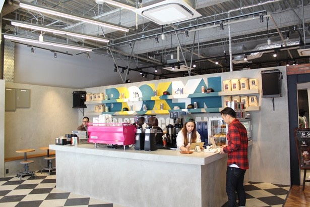 BROOKLYN ROASTING COMPANYはボード系スポーツのショップが並ぶ、H.L.N.A ZONEの入り口にある