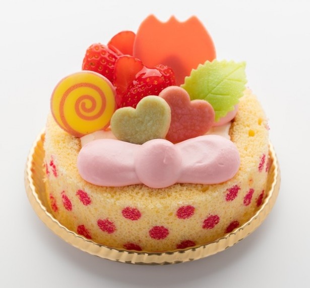 レアチーズにマンゴーの果肉を忍ばせ、 ケーキの上にチョコ細工やクッキーで作ったチューリップ・ペロペロキャンディーなどを飾り付けたももくりケーキ(750円)