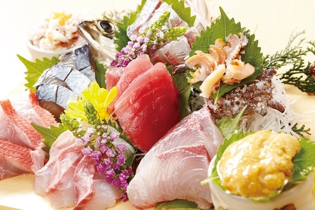 魚盛 大漁7点盛合せ（2698円）は旬の魚が盛りだくさん