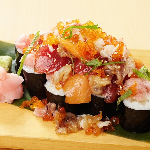 大漁7種！海鮮のっけ巻寿司（1078円）はこぼれるほど具だくさん