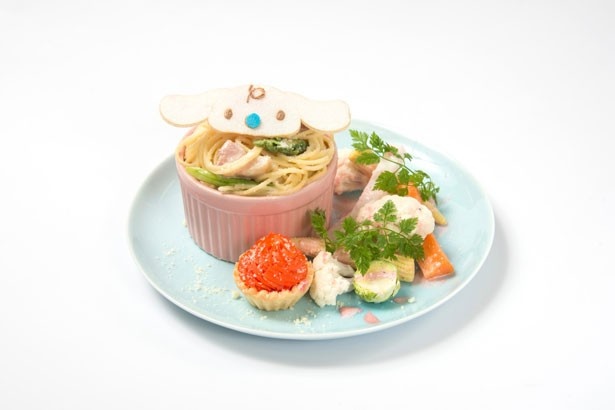 「みるくのお手伝いクリームパスタ」(税抜1080円)は、みるくがシナモンの手伝いをして作ったクリームパスタ。横にはサツマイモタルトが添えられている