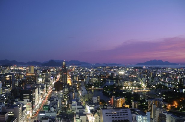 部屋の窓からは広島の街の夜景が