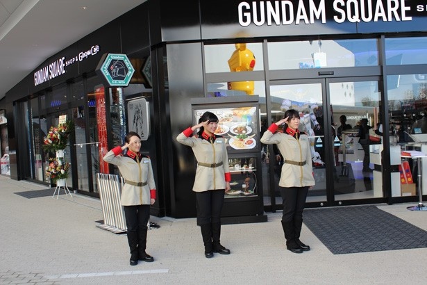 ガンダムスクエアのスタッフが着る制服は、地球連邦軍の軍服がモチーフ