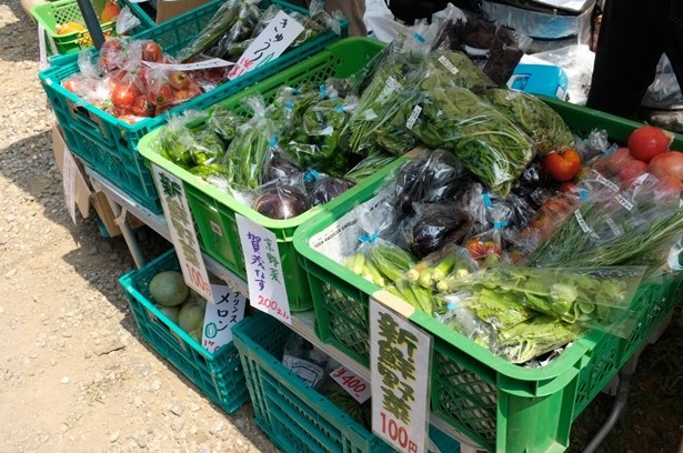 【写真を見る】野菜はどれも生産者の顔が見えるので安心だ(過去開催の様子)