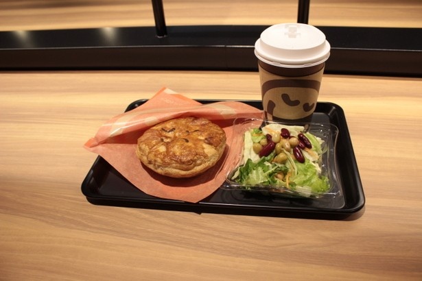 セイボリーパイ1種とサラダがセットになった「パイフェイスサラダセット」(税抜590円)と、「パイフェイスブレンドコーヒー」(税抜340円)