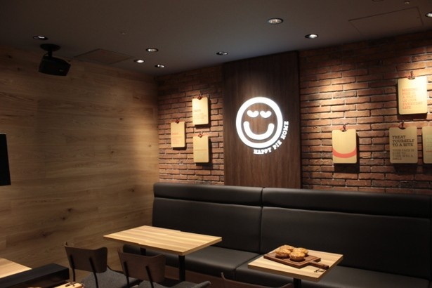 木やレンガのブラウンを基調とした、落ち着いた雰囲気の店内
