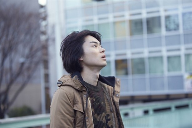 蓮吾の死の真実を追う河田大貴を演じる菅田将暉