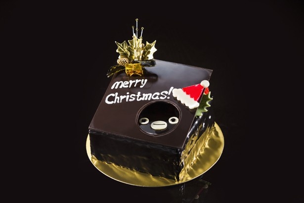 ホテルメトロポリタン「Suicaのペンギンクリスマスケーキ」(4400円)：Suicaのペンギンが顔をのぞかせる、ボックス付きの状態。ボックスの下はどうなっているのか、わくわくする瞬間