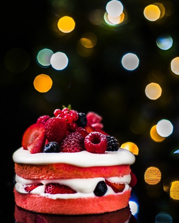 東京マリオットホテル「クリスマス ベリーショートケーキ」(3780円)：ベリーがところどころに見え隠れしてキュート！オープンサンド風のシンプルなスタイルも人気の理由のひとつだ