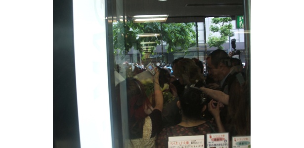 YOSHIKI到着時の書店入口を中から撮影