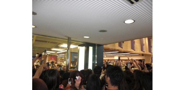 入店後、本の陳列前のYOSHIKIに集まるファン