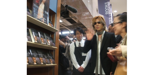自身の本の陳列前でファンに手を振るYOSHIKI