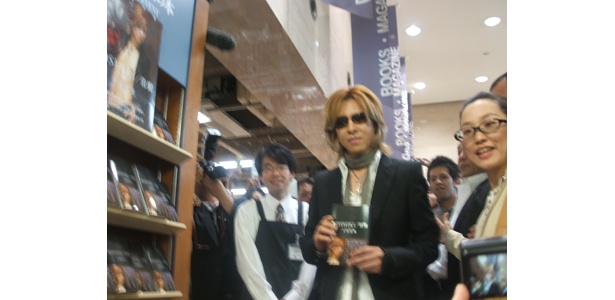 自身の本の陳列前で本を手にとるYOSHIKI