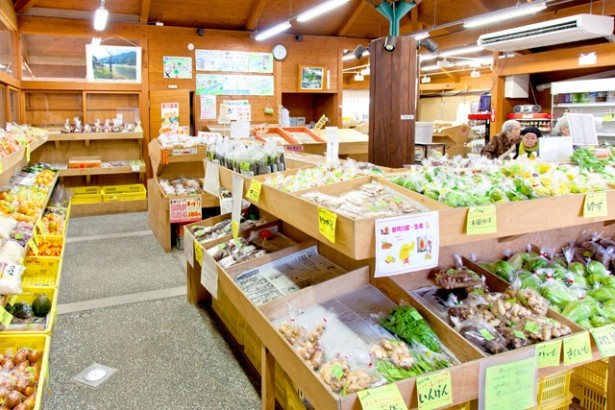 地元産の新鮮な季節の野菜がそろう「中ノ島公園生産物直売所 かわせみの里」