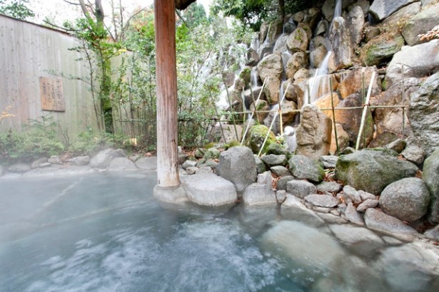 「源泉野天風呂  那珂川清滝」は、気軽に行ける日帰り天然温泉として、福岡近郊から訪れる人が多い