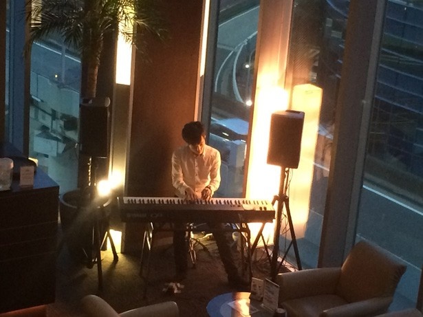 ラウンジスペースで不定期に行われるヒーリングライブ。アレンジされた名曲の数々を生演奏で聴きながら、ソファで身も心もリラックス