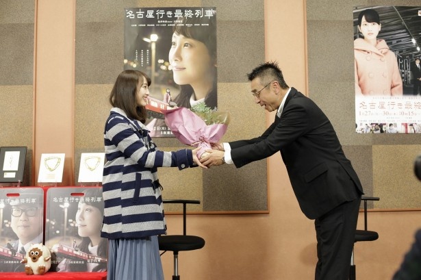 会見では、大池雅光プロデューサーから松井へ花束が贈られた