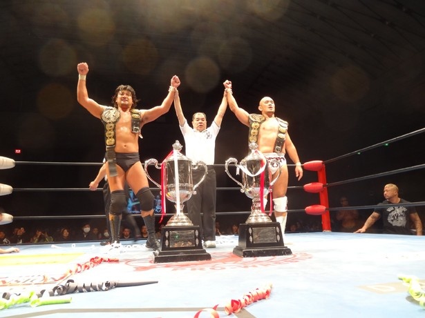 【写真を見る】前回優勝者の秋山準＆大森隆男ペア。今年は諏訪魔＆宮原健斗、ゼウス＆ボディガー、吉江豊＆入江茂弘など様々な強敵を相手にリーグ戦を繰り広げる