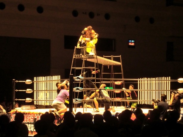 蛍光灯やパイプ椅子など、凶器を使った乱闘が大日本プロレスの真骨頂。流血してなお起き上がる力強い男たちの闘いは、心も体も熱くなること間違いなし！