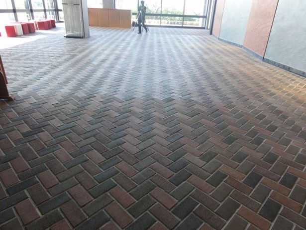 京都会館時から使用されていたレンガと新しいレンガで作られた床