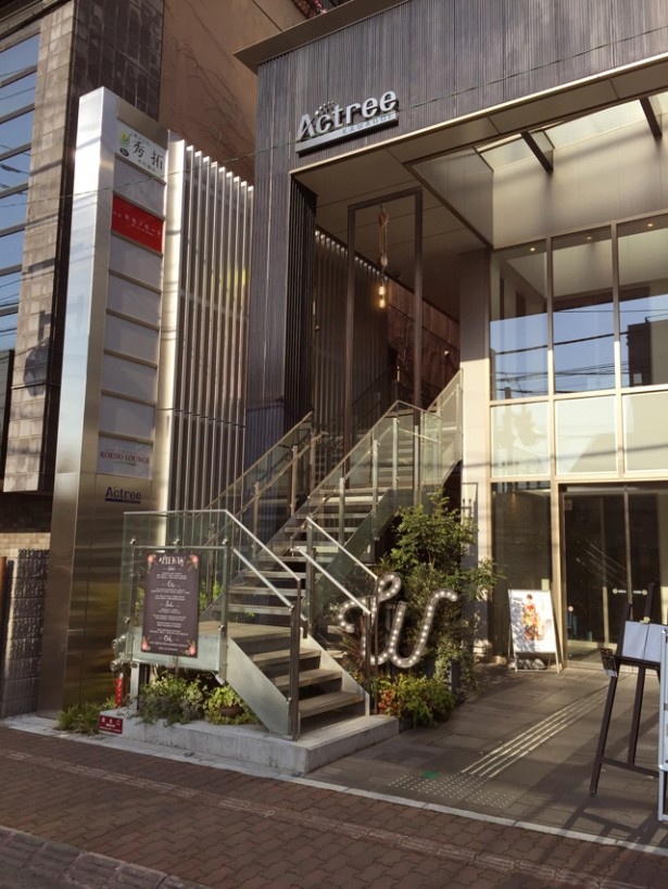西武新宿線本川越駅至近の「CALIFORNIA KITCHEN W」。「双子割」は1人の来店でも写真などで証明できればOKだ