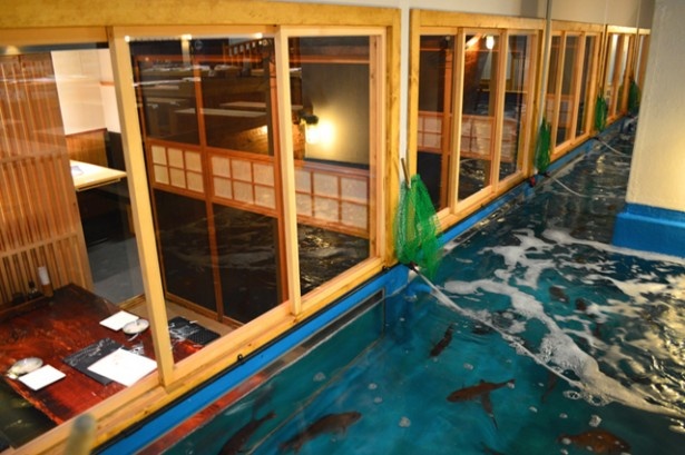 「釣船茶屋ざうお 新宿店」では船の上だけでなく、個室からも伊勢エビやタイ、ヒラメなどを釣って楽しめる