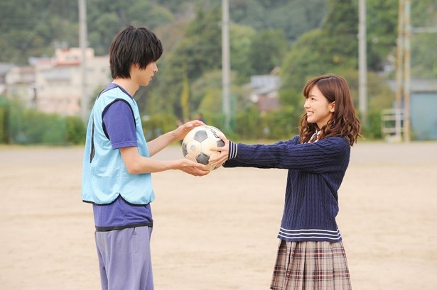 【写真を見る】山崎賢人&真野恵里菜の2ショットカット。サッカーボールを渡す仕草も可愛い!