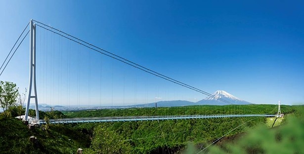 人道吊り橋としては日本一の長さとなる400m。絶景を楽しみながら歩こう