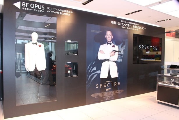 【写真を見る】ダニエル・クレイグが実際に着用したホワイトタキシード
